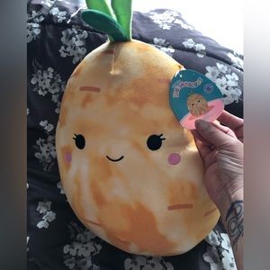 Squishmallow Sandra the carrot 14” BNWT Displayed only orange and white